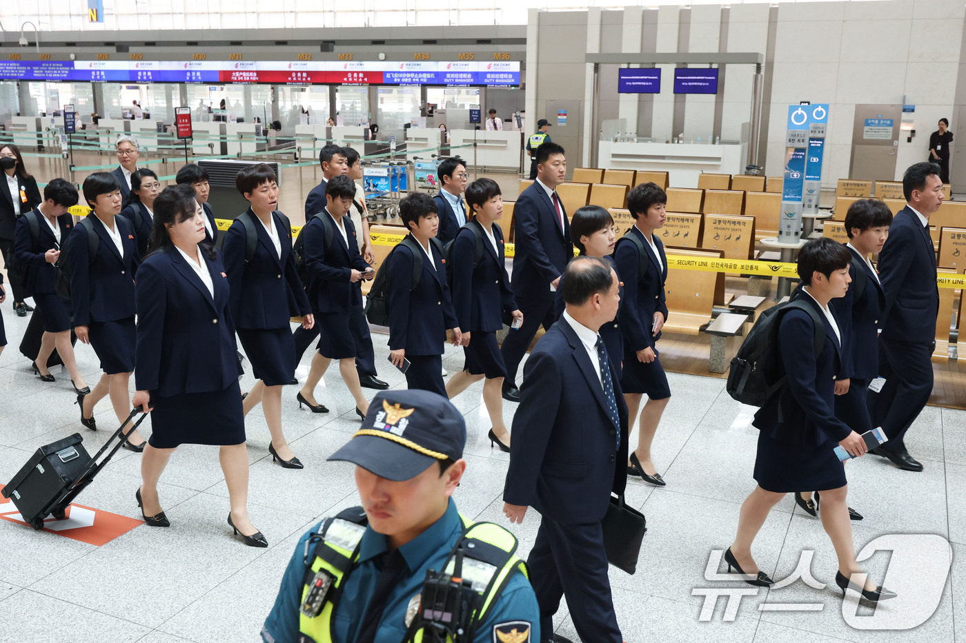 (인천공항=뉴스1) 안은나 기자 = 아시아축구연맹(AFC) 여자 챔피언스리그(AWCL)에서 우승한 북한 내고향여자축구단 김경영, 김혜영 등 선수들이 24일 오후 인천국제공항 1터미 …