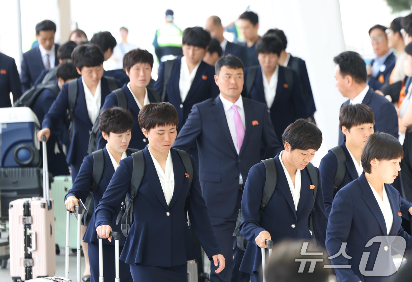 (인천공항=뉴스1) 안은나 기자 = AFC 챔피언스리그에서 우승한 북한 내고향여자축구단 선수들이 24일 오후 인천국제공항 1터미널에 도착해 이동하고 있다. (공동취재) 2026.5 …