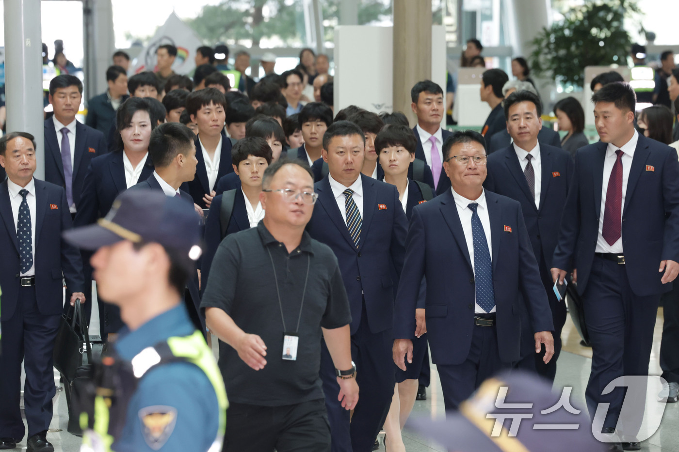 (인천공항=뉴스1) 안은나 기자 = 아시아축구연맹(AFC) 여자 챔피언스리그(AWCL)에서 우승한 북한 내고향여자축구단 리유일 감독과 김경영, 김혜영 등 선수들이 24일 오후 인천 …
