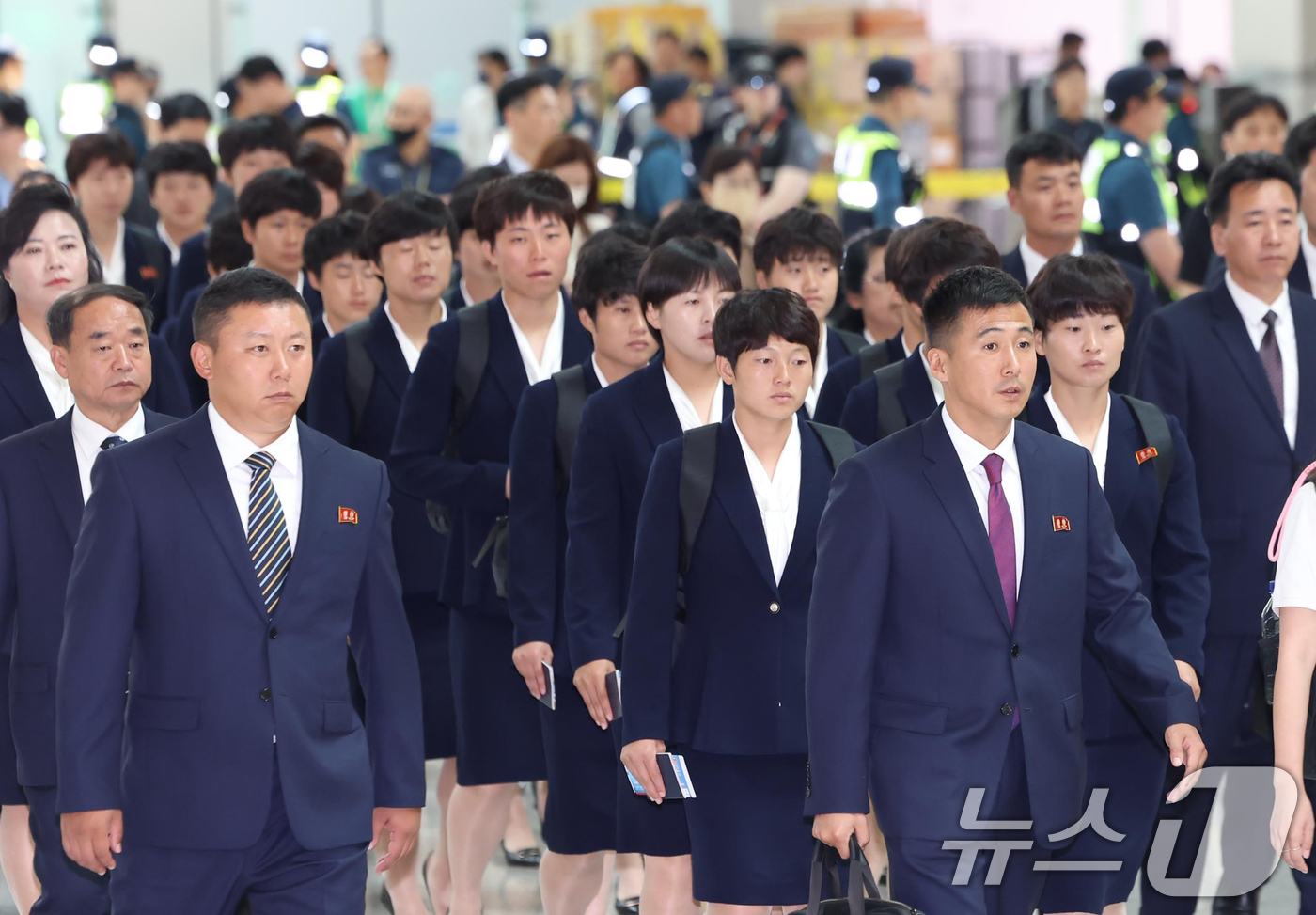 (인천공항=뉴스1) 안은나 기자 = AFC 챔피언스리그에서 우승한 북한 내고향여자축구단 리유일 감독과 김경영, 김혜영 등 선수들이 24일 오후 인천국제공항 1터미널에서 출국하기 위 …