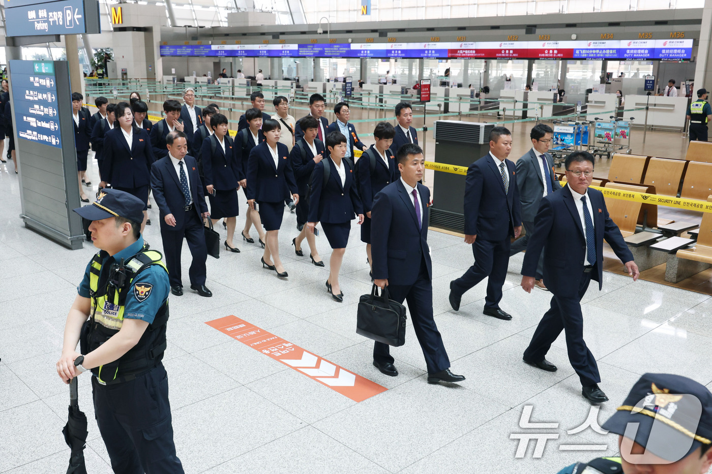 (인천공항=뉴스1) 안은나 기자 = 아시아축구연맹(AFC) 여자 챔피언스리그(AWCL)에서 우승한 북한 내고향여자축구단 리유일 감독과 김경영, 김혜영 등 선수들이 24일 오후 인천 …