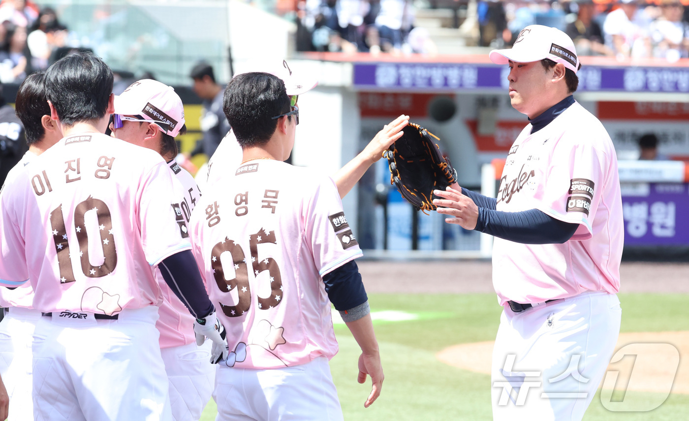 (대전=뉴스1) 김기남 기자 = 24일 대전 한화생명볼파크에서 열린 2026 신한 SOL KBO리그 두산 베어스와와 한화 이글스의 경기에서 한화 류현진이무실점 호투하며 더그아웃에 …