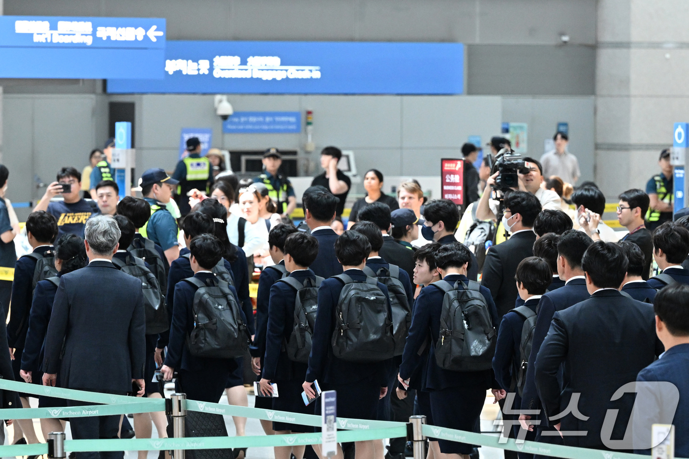 (인천공항=뉴스1) 안은나 기자 = 아시아축구연맹(AFC) 여자 챔피언스리그(AWCL)에 우승한 북한 내고향여자축구단 선수들이 24일 오후 인천국제공항 1터미널에서 이동하고 있다. …