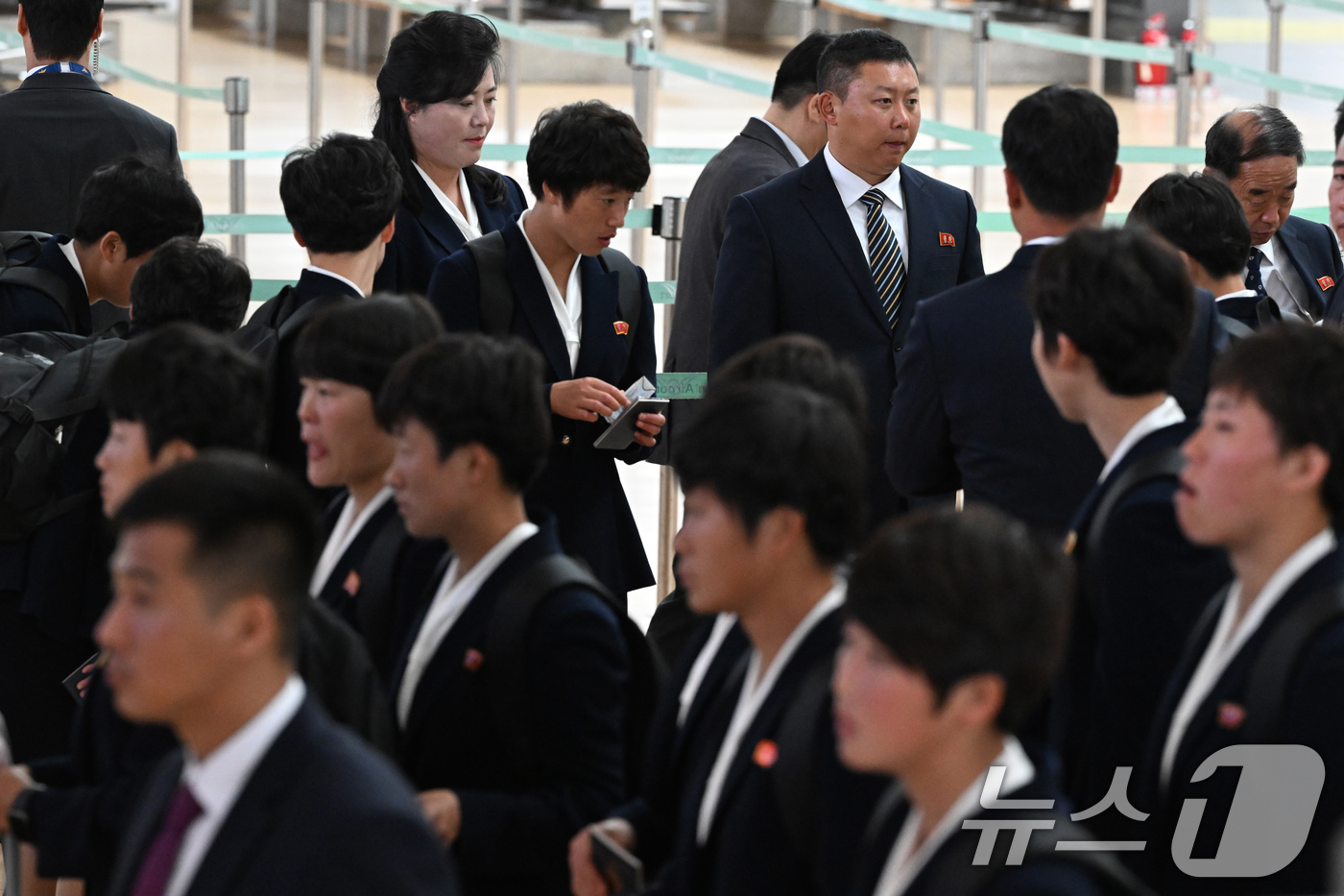 (인천공항=뉴스1) 안은나 기자 = 아시아축구연맹(AFC) 여자 챔피언스리그(AWCL)에 우승한 북한 내고향여자축구단 리유일 감독과 선수들이 24일 오후 인천국제공항 1터미널에서 …