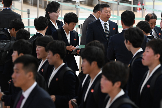 출국 수속 밟는 北 내고향여자축구단