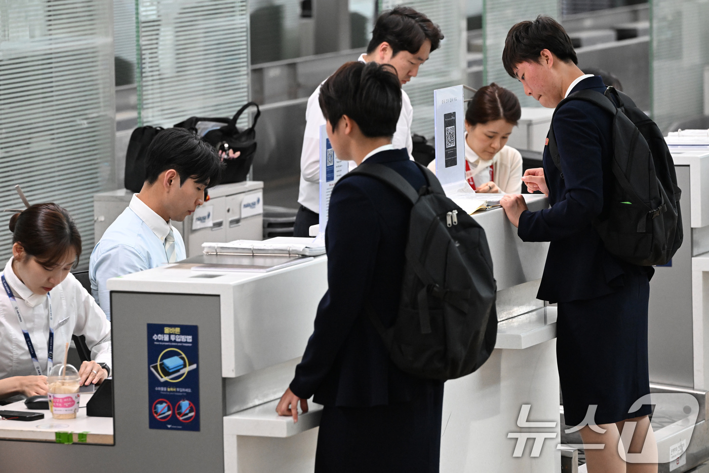 (인천공항=뉴스1) 안은나 기자 = 아시아축구연맹(AFC) 여자 챔피언스리그(AWCL)에 우승한 북한 내고향여자축구단 선수들이 24일 오후 인천국제공항 1터미널에서 중국 베이징으로 …