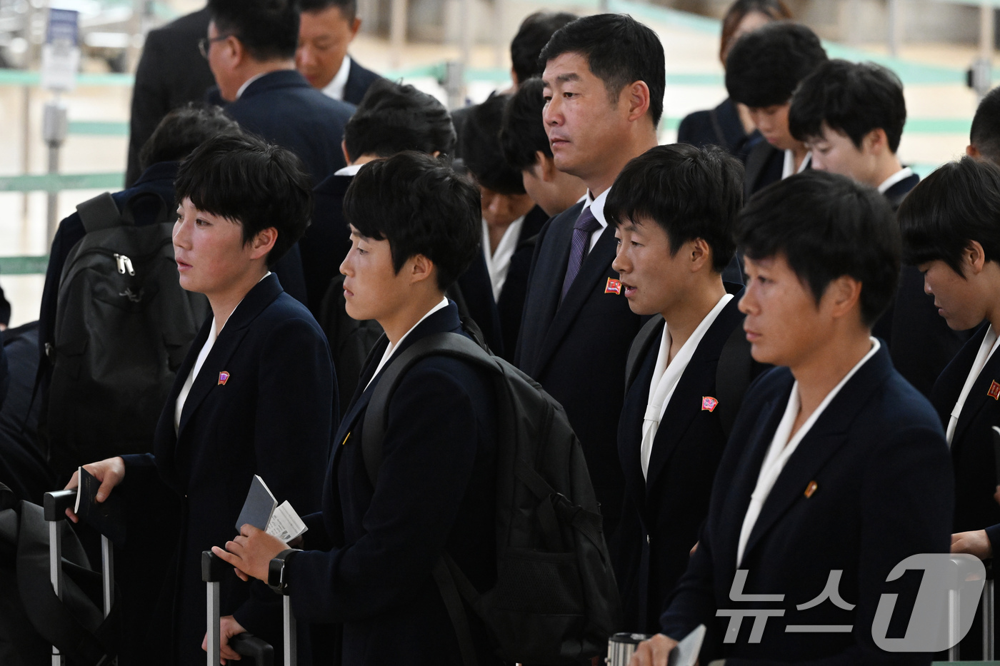 (인천공항=뉴스1) 안은나 기자 = 아시아축구연맹(AFC) 여자 챔피언스리그(AWCL)에 우승한 북한 내고향여자축구단 선수들이 24일 오후 인천국제공항 1터미널에서 출국 수속을 밟 …