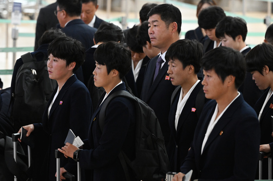 출국 수속 밟는 北 내고향여자축구단