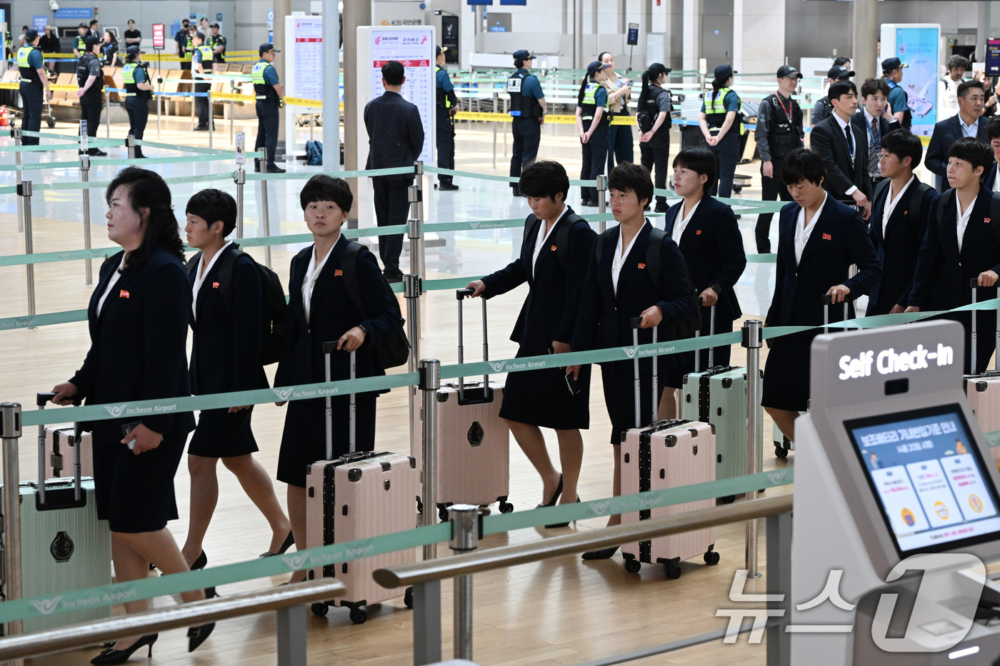 (인천공항=뉴스1) 안은나 기자 = 아시아축구연맹(AFC) 여자 챔피언스리그(AWCL)에 우승한 북한 내고향여자축구단 김경영, 김혜영 등 선수들이 24일 오후 인천국제공항 1터미널 …