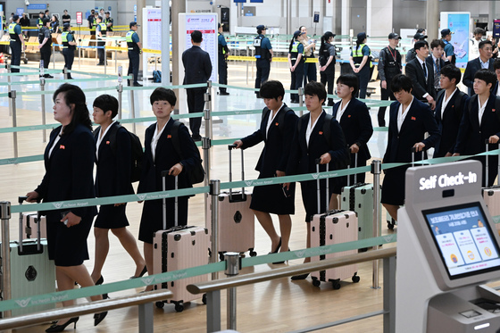 출국 수속 밟는 북한 내고향여자축구단