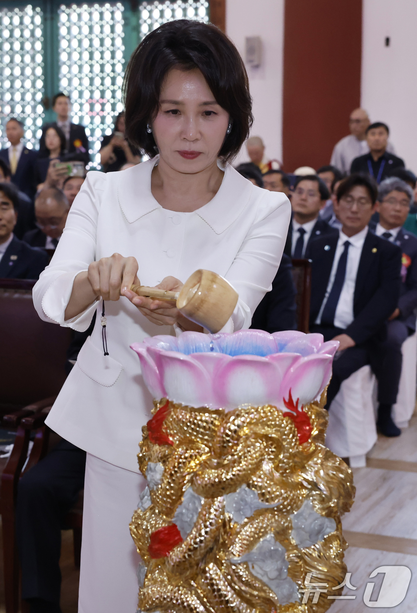 (양주=뉴스1) 이재명 기자 = 김혜경 여사가 24일 경기도 양주시의 한 사찰에서 열린 불기 2570년 부처님오신날 봉축법요식에서 관불의식을 하고 있다. (청와대통신사진기자단) 2 …