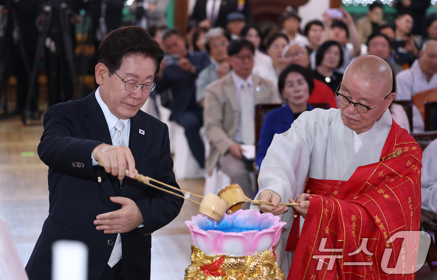 (양주=뉴스1) 이재명 기자 = 이재명 대통령이 24일 경기도 양주시의 한 사찰에서 열린 불기 2570년 부처님오신날 봉축법요식에서 관불의식을 하고 있다. (청와대통신사진기자단) …