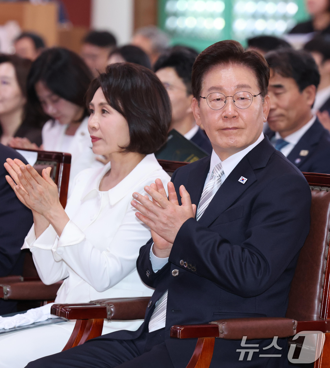 (양주=뉴스1) 이재명 기자 = 이재명 대통령과 김혜경 여사가 24일 경기도 양주시의 한 사찰에서 열린 불기 2570년 부처님오신날 봉축법요식에서 박수를 치고 있다. (청와대통신사 …