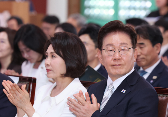 박수 치는 이재명 대통령·김혜경 여사