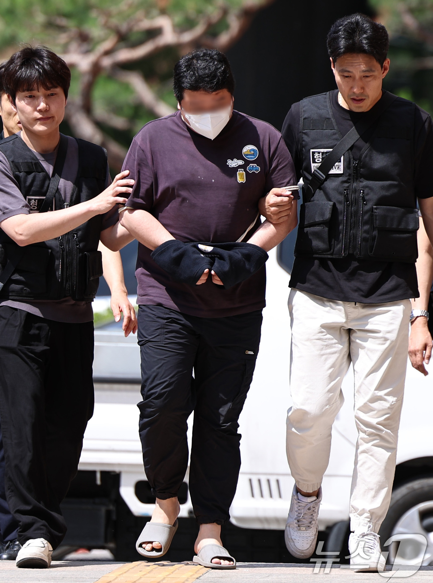 (서울=뉴스1) 구윤성 기자 = 지인 사무실을 찾아가 흉기를 휘둘러 살해한 혐의를 받는 40대 남성 피의자가 24일 오후 서울 마포구 서울서부지방법원에서 열린 구속 전 피의자 심문 …