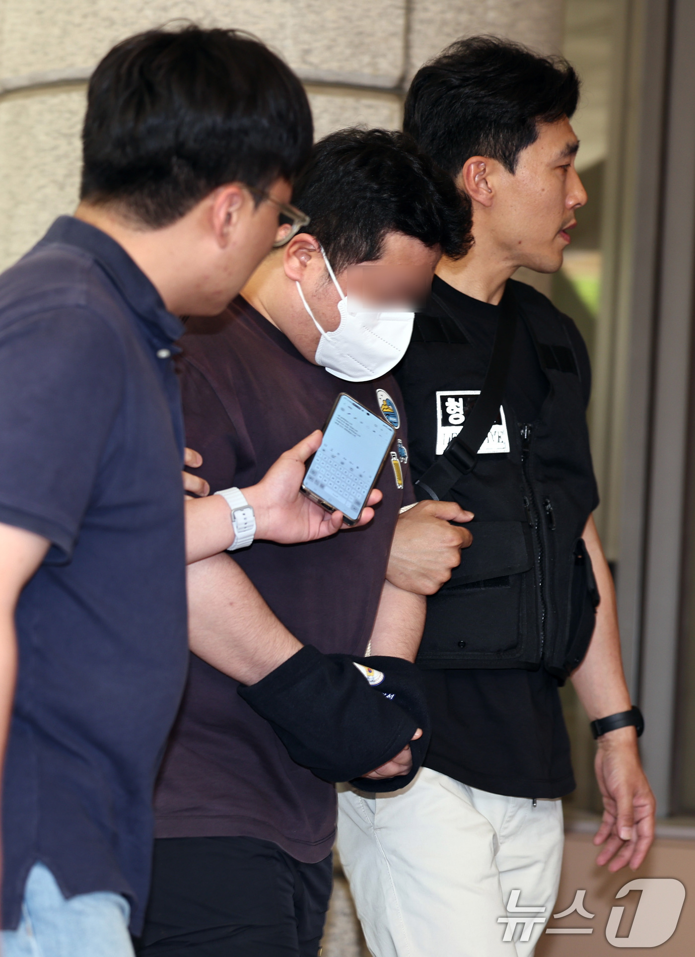 (서울=뉴스1) 구윤성 기자 = 지인 사무실을 찾아가 흉기를 휘둘러 살해한 혐의를 받는 40대 남성 피의자가 24일 오후 서울 마포구 서울서부지방법원에서 열린 구속 전 피의자 심문 …