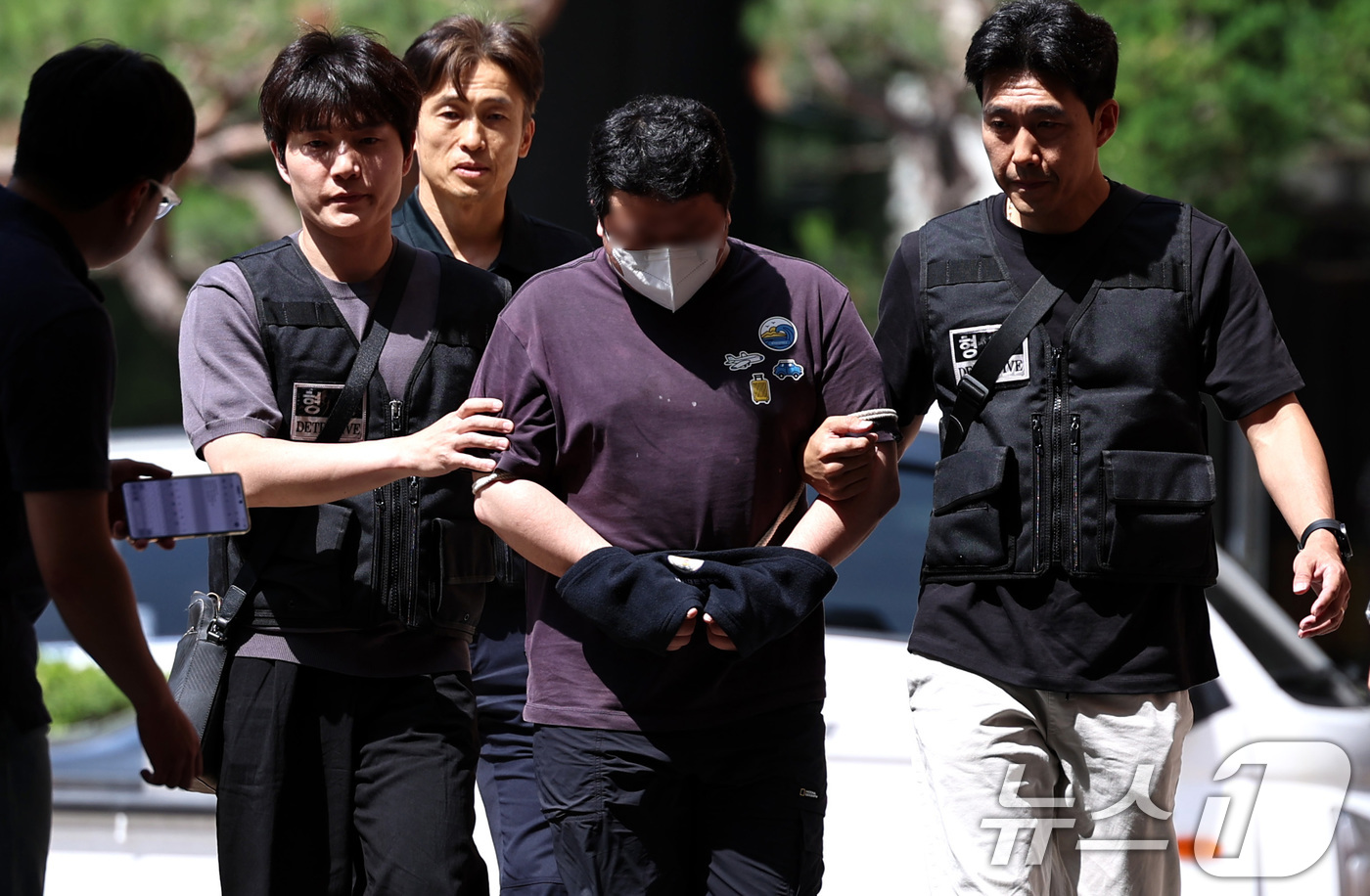 (서울=뉴스1) 구윤성 기자 = 지인 사무실을 찾아가 흉기를 휘둘러 살해한 혐의를 받는 40대 남성 피의자가 24일 오후 서울 마포구 서울서부지방법원에서 열린 구속 전 피의자 심문 …