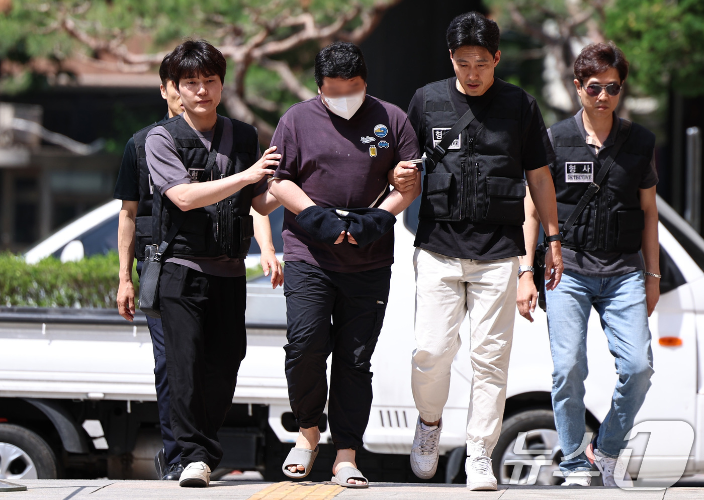 (서울=뉴스1) 구윤성 기자 = 지인 사무실을 찾아가 흉기를 휘둘러 살해한 혐의를 받는 40대 남성 피의자가 24일 오후 서울 마포구 서울서부지방법원에서 열린 구속 전 피의자 심문 …