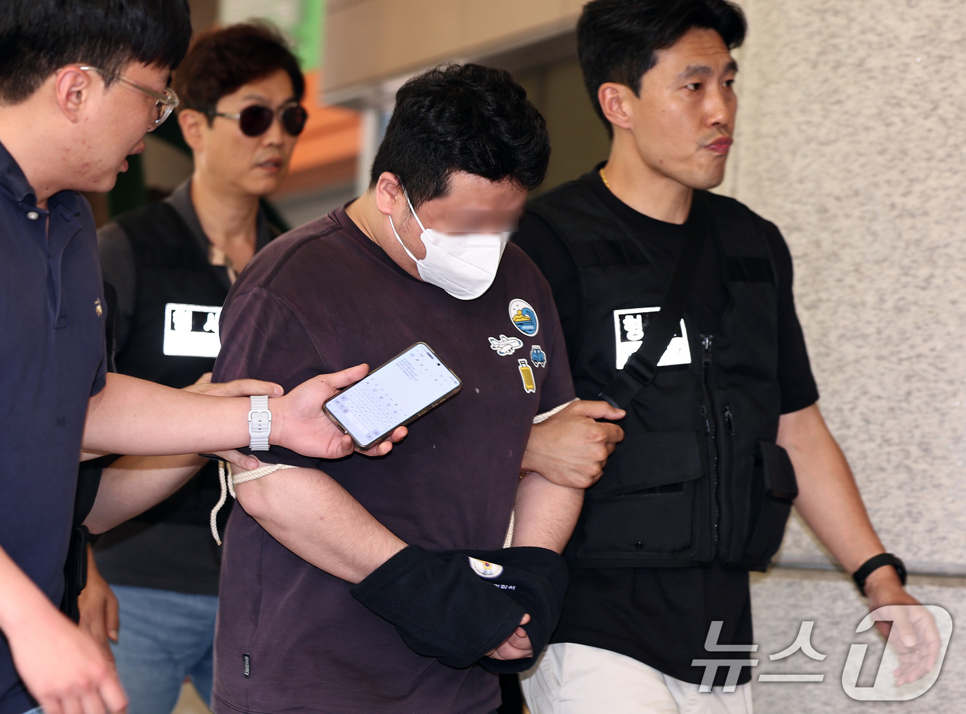 (서울=뉴스1) 구윤성 기자 = 지인 사무실을 찾아가 흉기를 휘둘러 살해한 혐의를 받는 40대 남성 피의자가 24일 오후 서울 마포구 서울서부지방법원에서 열린 구속 전 피의자 심문 …