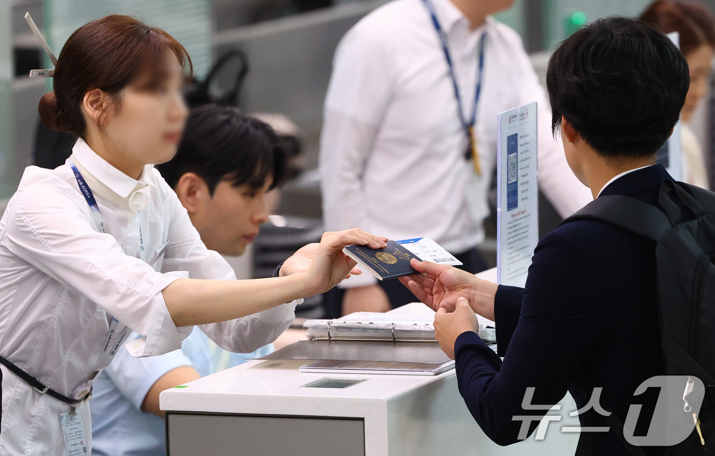 (인천공항=뉴스1) 안은나 기자 = 아시아축구연맹(AFC) 여자 챔피언스리그(AWCL)에 우승한 북한 내고향여자축구단 선수들이 24일 오후 인천국제공항 1터미널에서 출국 수속을 밟 …