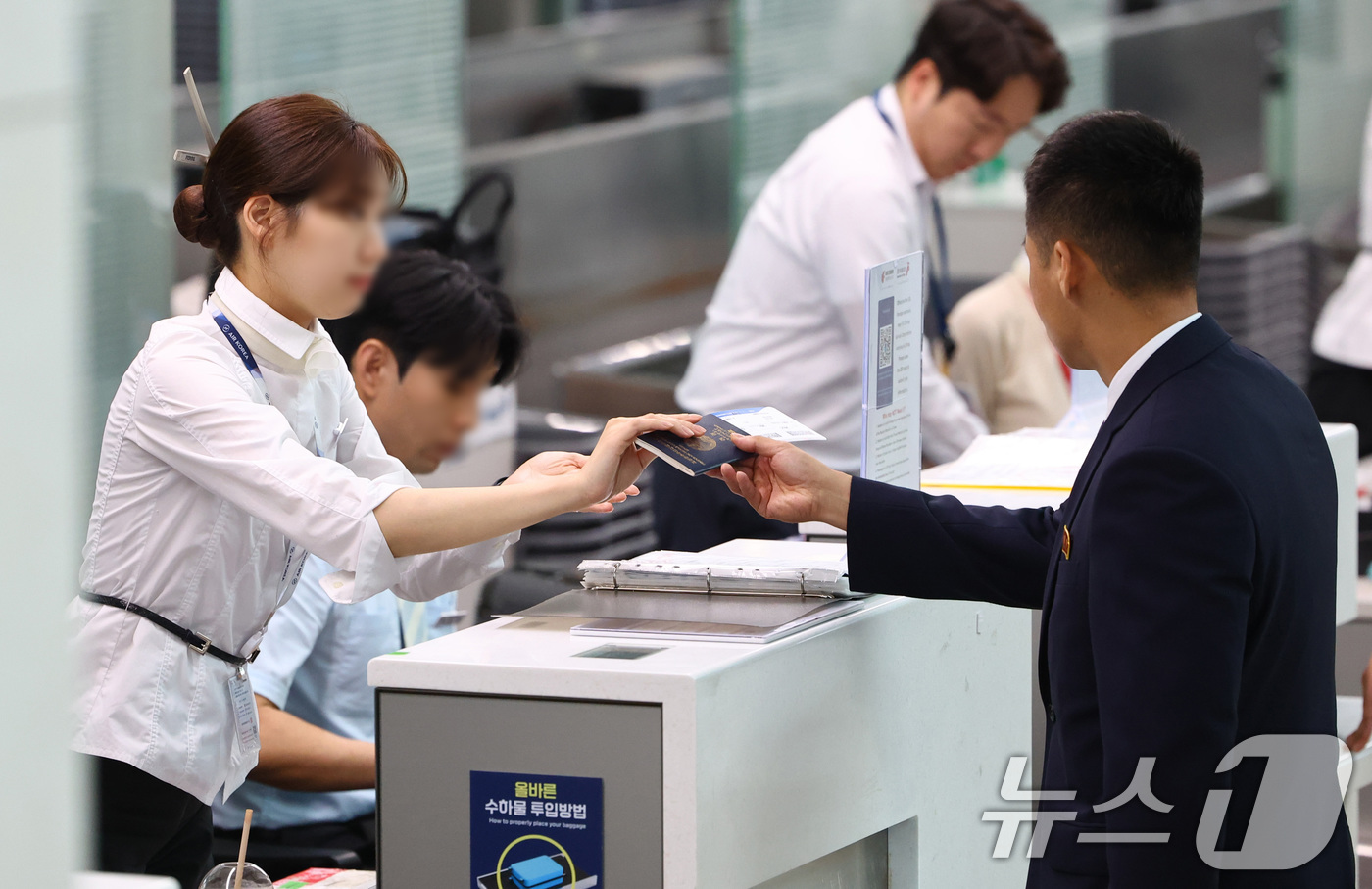 (인천공항=뉴스1) 안은나 기자 = 아시아축구연맹(AFC) 여자 챔피언스리그(AWCL)에 우승한 북한 내고향여자축구단이 24일 오후 인천국제공항 1터미널에서 응원단의 격려 속 이동 …