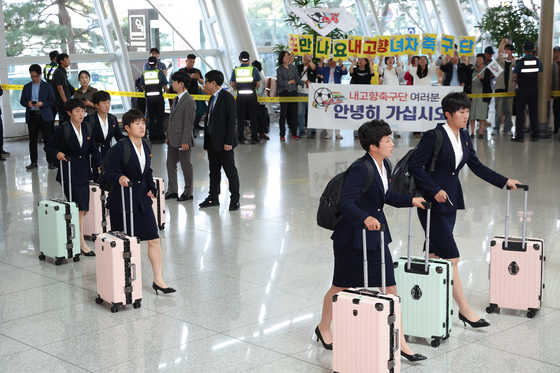 북한 여자축구 선수단 출국…"또 만나요 내고향" 응원에 고개 돌려보기도