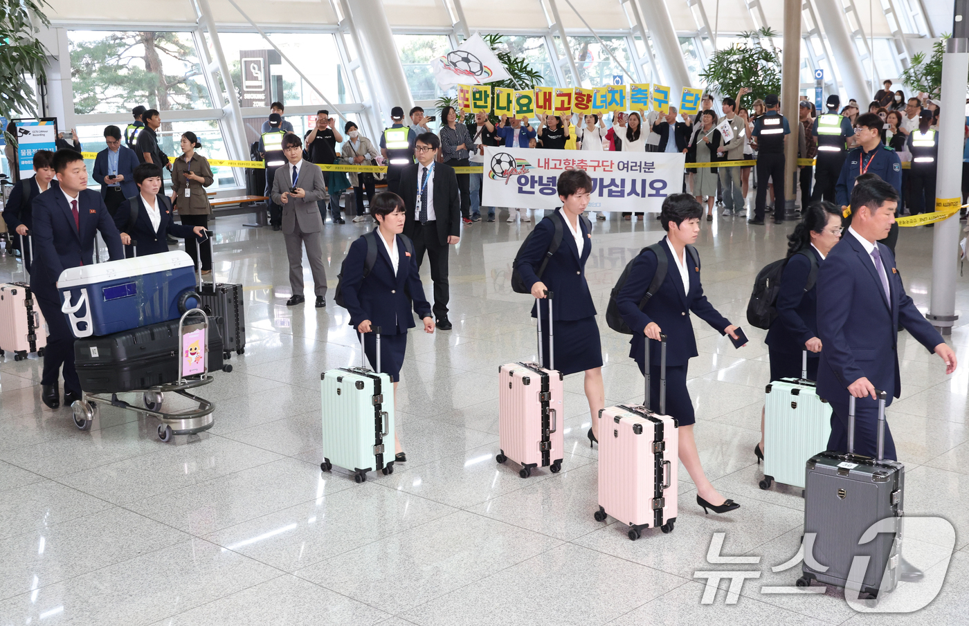 (인천공항=뉴스1) 안은나 기자 = 아시아축구연맹(AFC) 여자 챔피언스리그(AWCL)에 우승한 북한 내고향여자축구단 선수들이 24일 오후 인천국제공항 1터미널에서 응원단의 격려 …