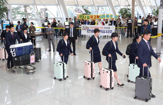 '또 만나요' 응원단 격려 속 출국하는 북한 여자축구