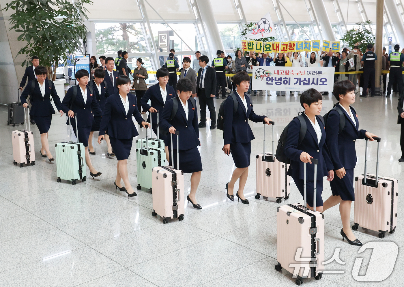 (인천공항=뉴스1) 안은나 기자 = 아시아축구연맹(AFC) 여자 챔피언스리그(AWCL)에 우승한 북한 내고향여자축구단 김경영, 김혜영 등 선수들이 24일 오후 인천국제공항 1터미널 …