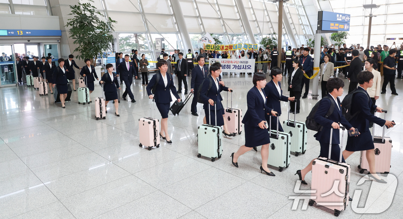 (인천공항=뉴스1) 안은나 기자 = 아시아축구연맹(AFC) 여자 챔피언스리그(AWCL)에 우승한 북한 내고향여자축구단 김경영, 김혜영 등 선수들이 24일 오후 인천국제공항 1터미널 …