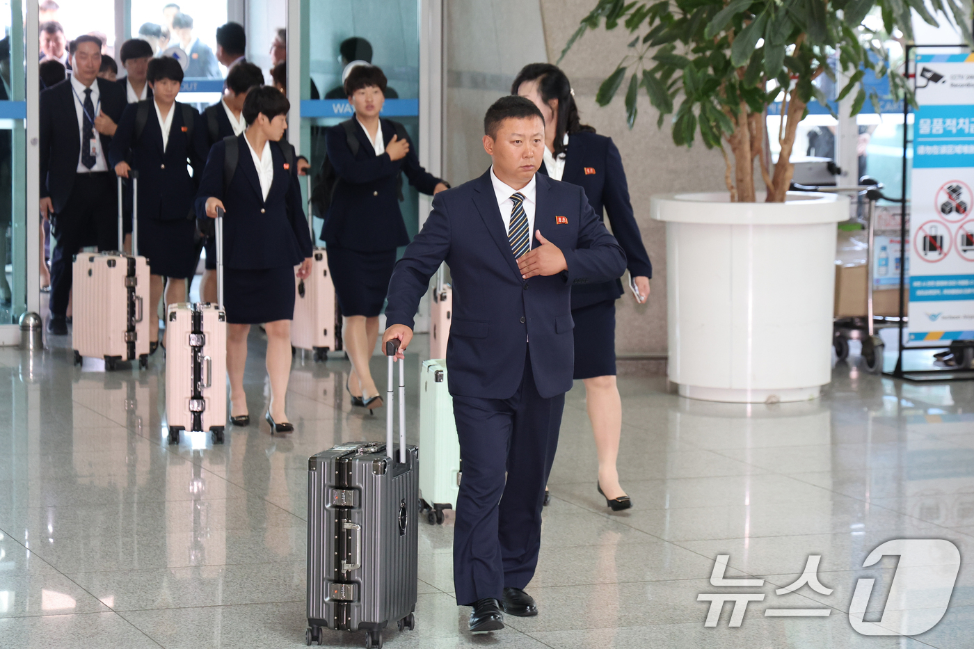(인천공항=뉴스1) 안은나 기자 = 아시아축구연맹(AFC) 여자 챔피언스리그(AWCL)에 우승한 북한 내고향여자축구단 리유일 감독과 김경영, 김혜영 등 선수들이 24일 오후 인천국 …