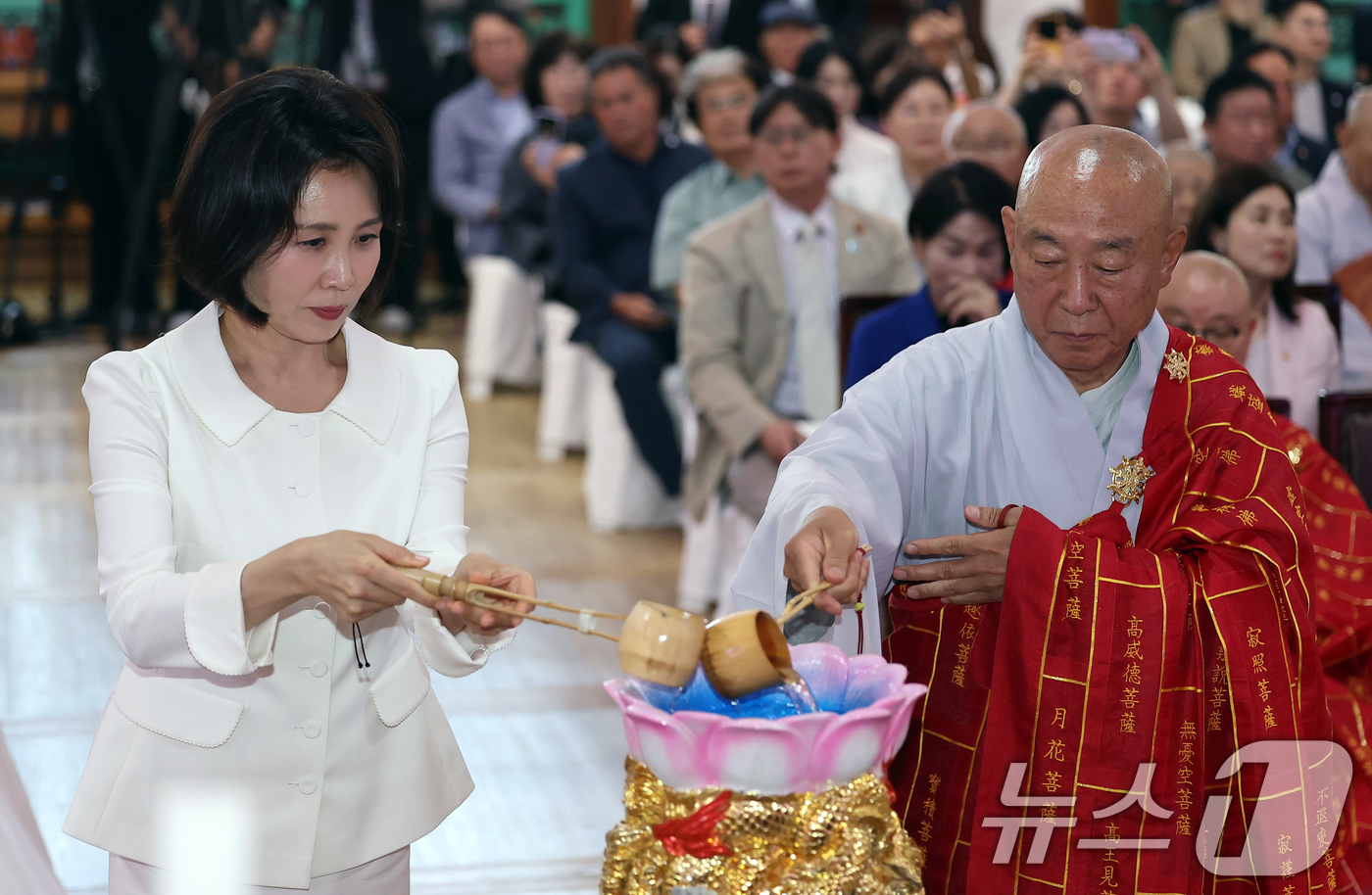 (양주=뉴스1) 이재명 기자 = 김혜경 여사가 24일 경기도 양주시의 한 사찰에서 열린 불기 2570년 부처님오신날 봉축법요식에서 관불의식을 하고 있다. (청와대통신사진기자단) 2 …
