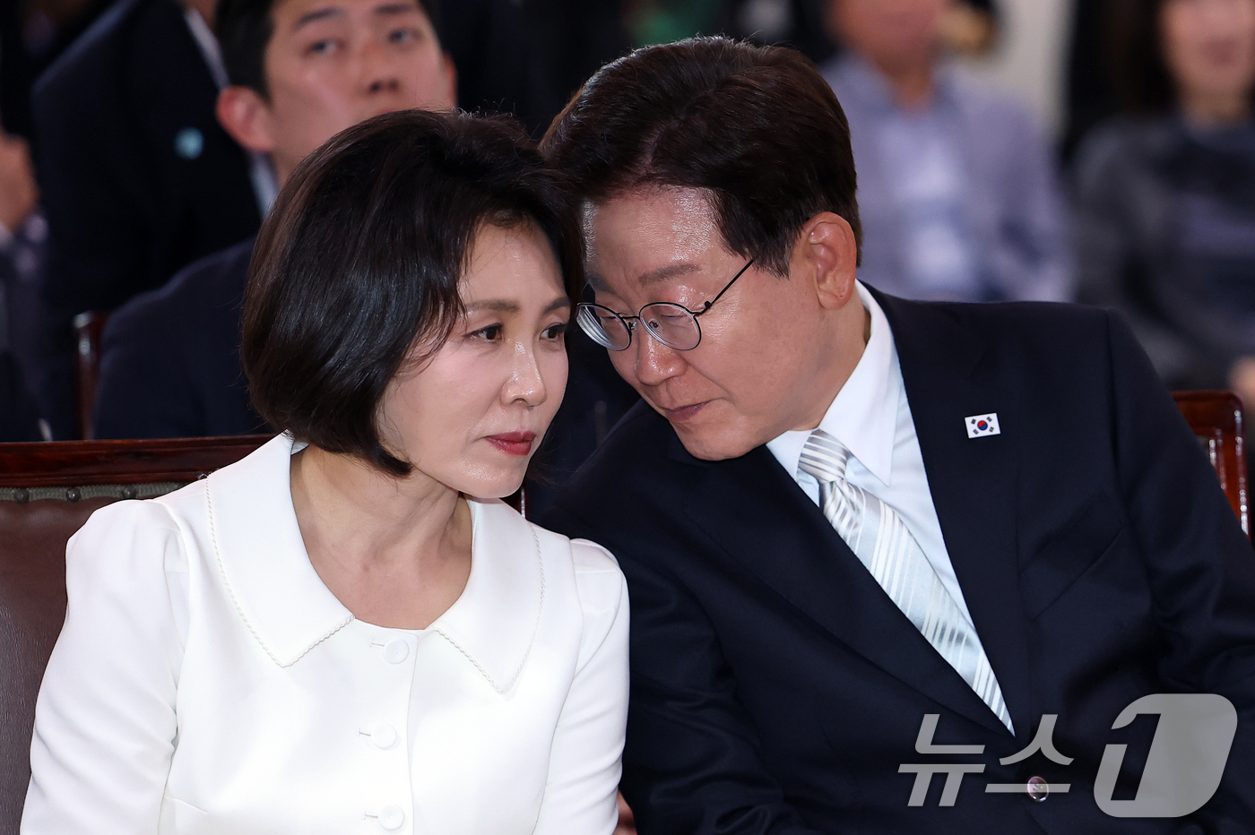 (양주=뉴스1) 이재명 기자 = 이재명 대통령과 김혜경 여사가 24일 경기도 양주시의 한 사찰에서 열린 불기 2570년 부처님오신날 봉축법요식에 대화를 하고 있다. (청와대통신사진 …