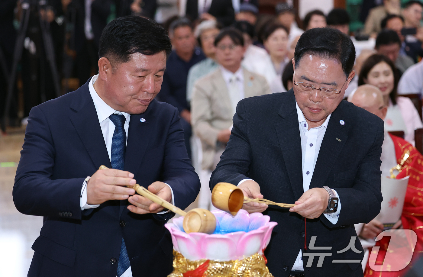 (양주=뉴스1) 이재명 기자 = 정덕영 더불어민주당 양주시장 후보(왼쪽)와 강수현 국민의힘 양주시장 후보가 24일 경기도 양주시의 한 사찰에서 열린 불기 2570년 부처님오신날 봉 …