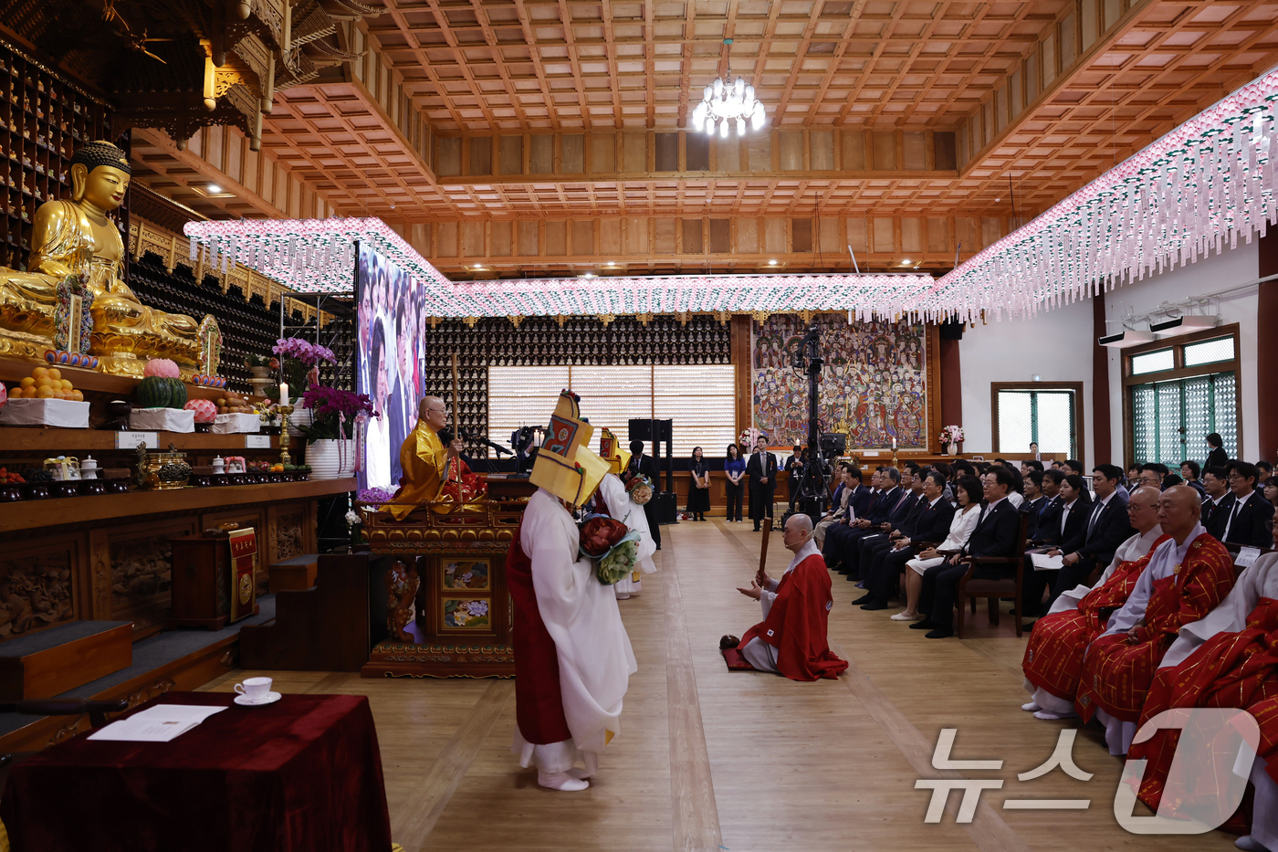 (양주=뉴스1) 이재명 기자 = 이재명 대통령과 김혜경 여사가 24일 경기도 양주시의 한 사찰에서 열린 불기 2570년 부처님오신날 봉축법요식에 참석해 있다. (청와대통신사진기자단 …