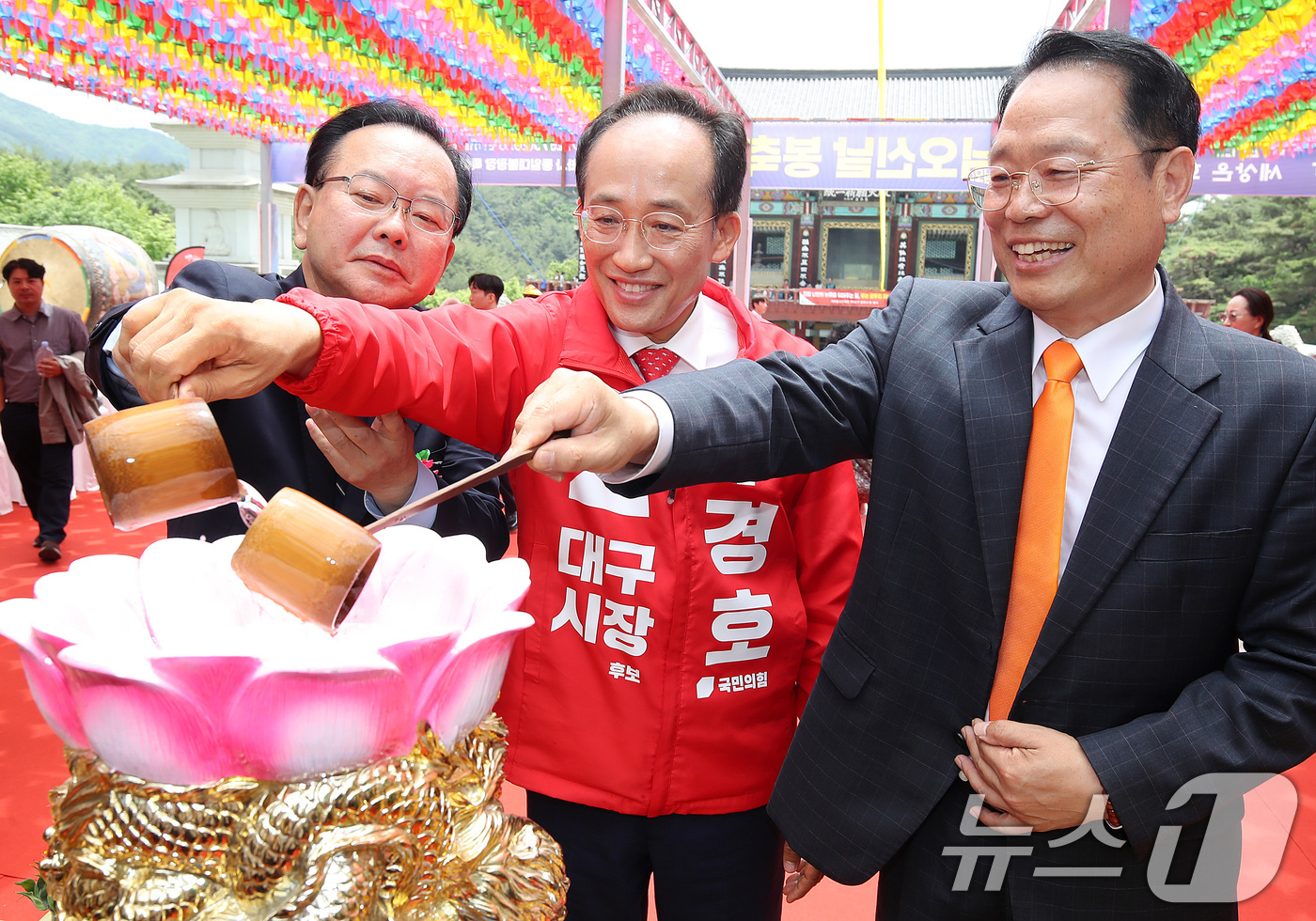 (대구=뉴스1) 공정식 기자 = 추경호 국민의힘 대구시장 후보, 김부겸 더불어민주당 대구시장 후보, 이수찬 개혁신당 대구시장 후보(왼쪽부터)가 24일 불기 2570년 부처님오신날을 …