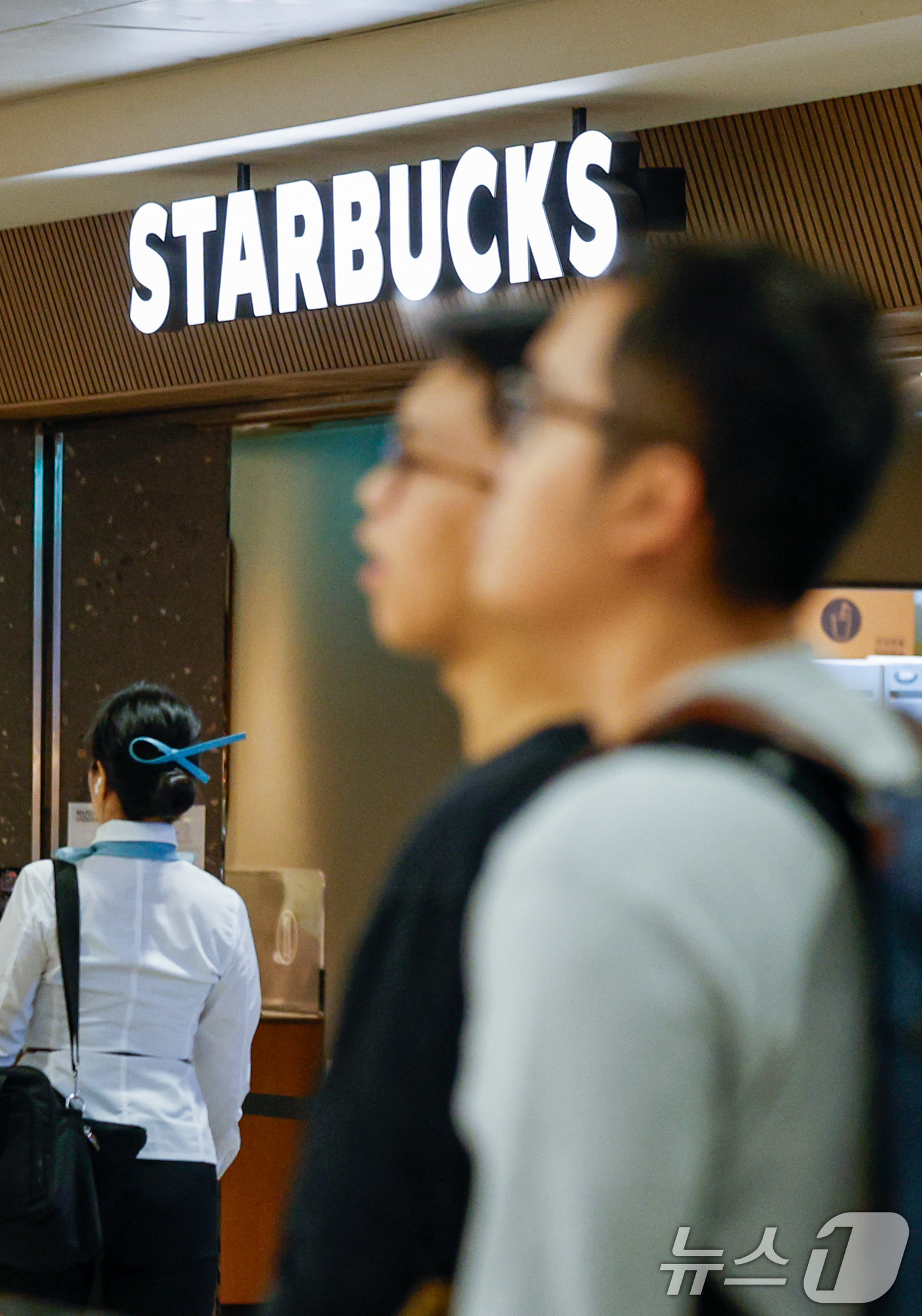 (인천공항=뉴스1) 안은나 기자 = 24일 인천공항 스타벅스 앞에서 외국인들이 대화하고 있다.스타벅스코리아의 5·18 민주화운동 기념일 '탱크데이' 마케팅 논란에서 시작된 불매 움 …
