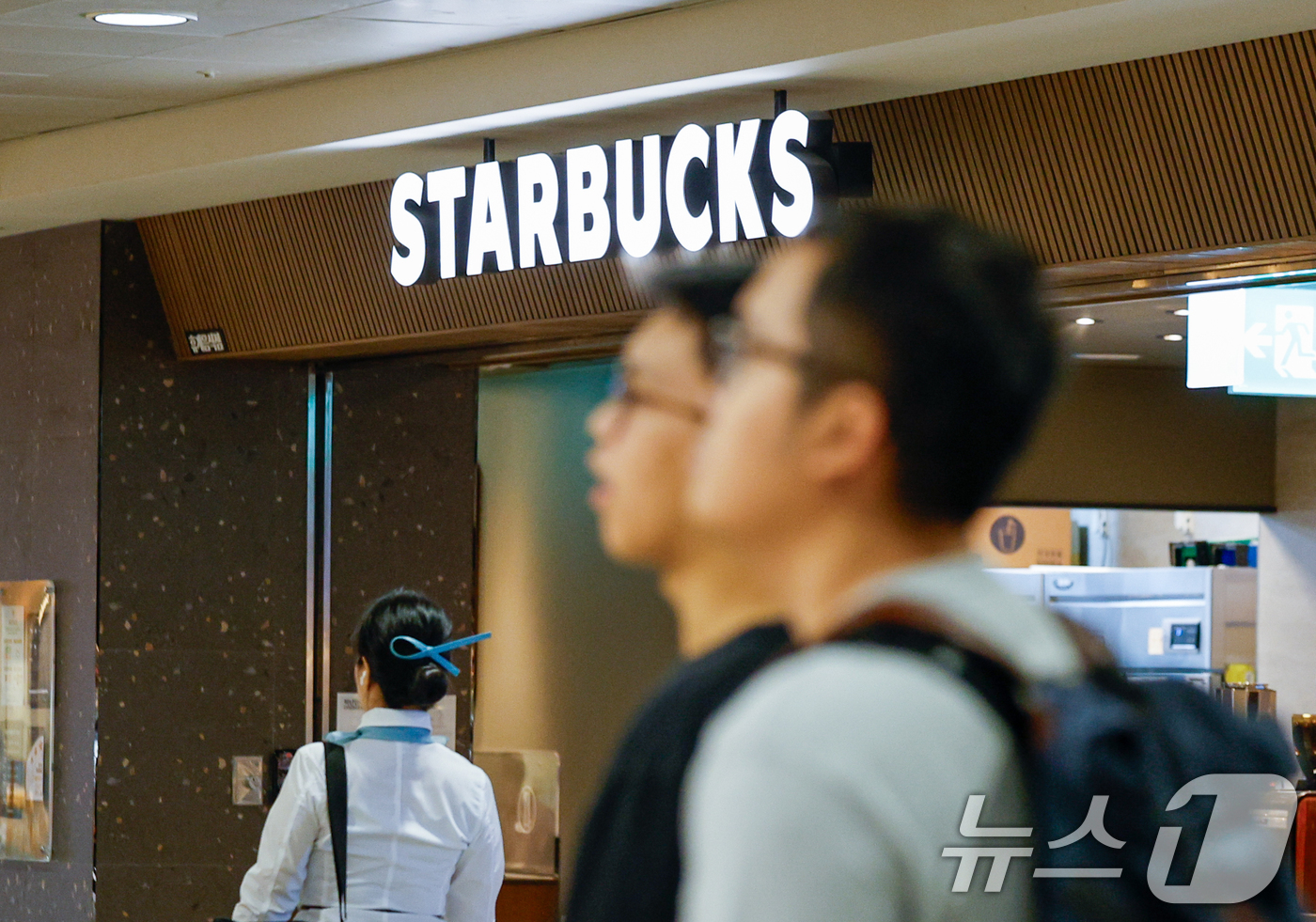 (인천공항=뉴스1) 안은나 기자 = 24일 인천공항 스타벅스 앞에서 외국인들이 대화하고 있다.스타벅스코리아의 5·18 민주화운동 기념일 '탱크데이' 마케팅 논란에서 시작된 불매 움 …