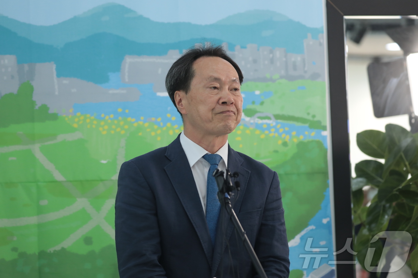 (울산=뉴스1) 김세은 기자 = 김종훈 진보당 후보 캠프 방석수 선대본부장이 24일 선거사무소에서 단일화 여론조사와 관련한 브리핑을 열고 있다. 2026.5.24/뉴스1