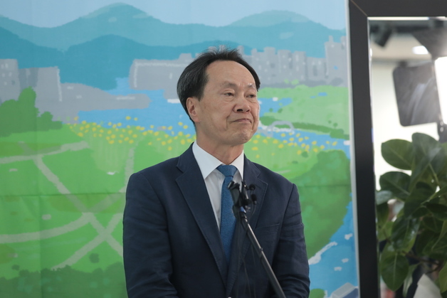 브리핑하는 김종훈 후보 캠프 방석수 선대본부장