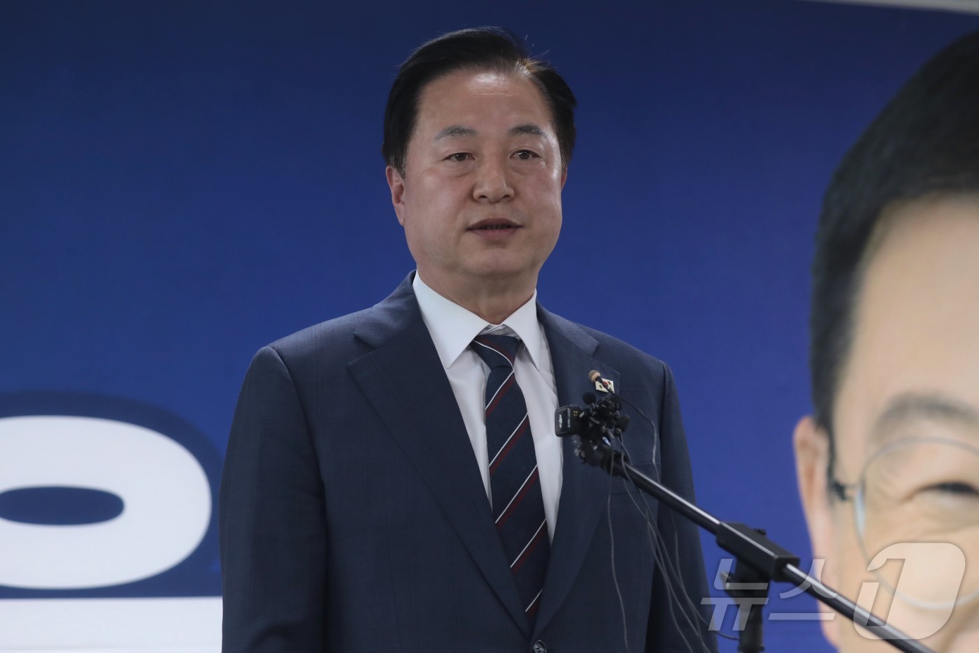 (울산=뉴스1) 김세은 기자 = 김상욱 민주당 후보 캠프 김두관 총괄선대본부장이 24일 선거사무소에서 단일화 여론조사와 관련한 브리핑을 열고 있다. 2026.5.24/뉴스1