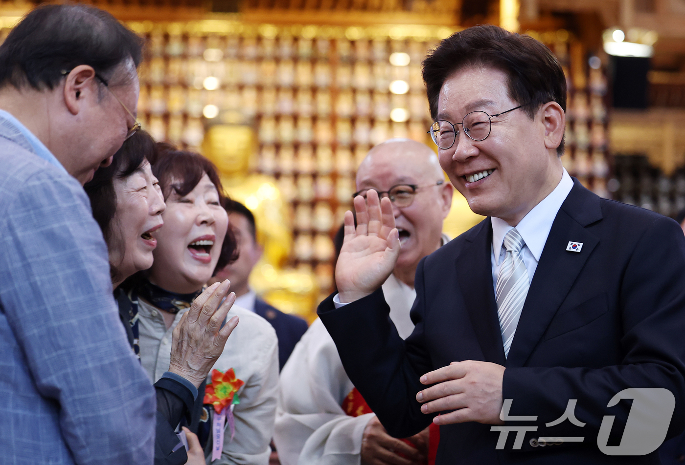 (양주=뉴스1) 이재명 기자 = 이재명 대통령이 24일 경기도 양주시의 한 사찰에서 열린 불기 2570년 부처님오신날 봉축법요식을 마친 후 신자들과 인사를 나누고 있다. (청와대통 …