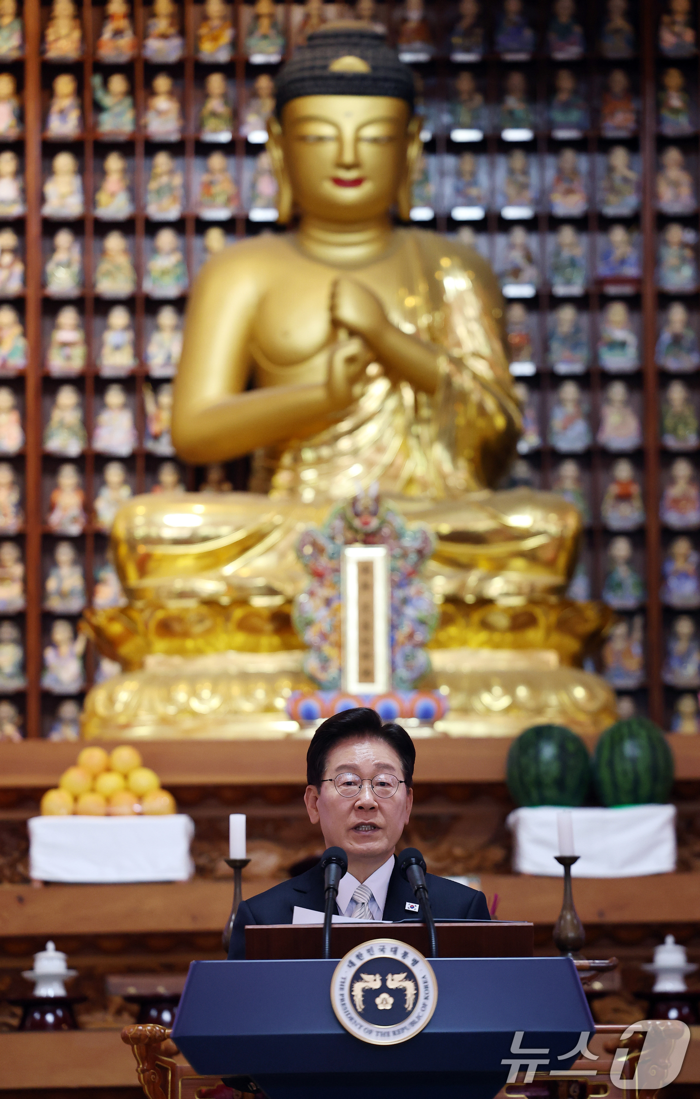 (양주=뉴스1) 이재명 기자 = 이재명 대통령이 24일 경기도 양주시의 한 사찰에서 열린 불기 2570년 부처님오신날 봉축법요식에서 축사를 하고 있다. (청와대통신사진기자단) 20 …