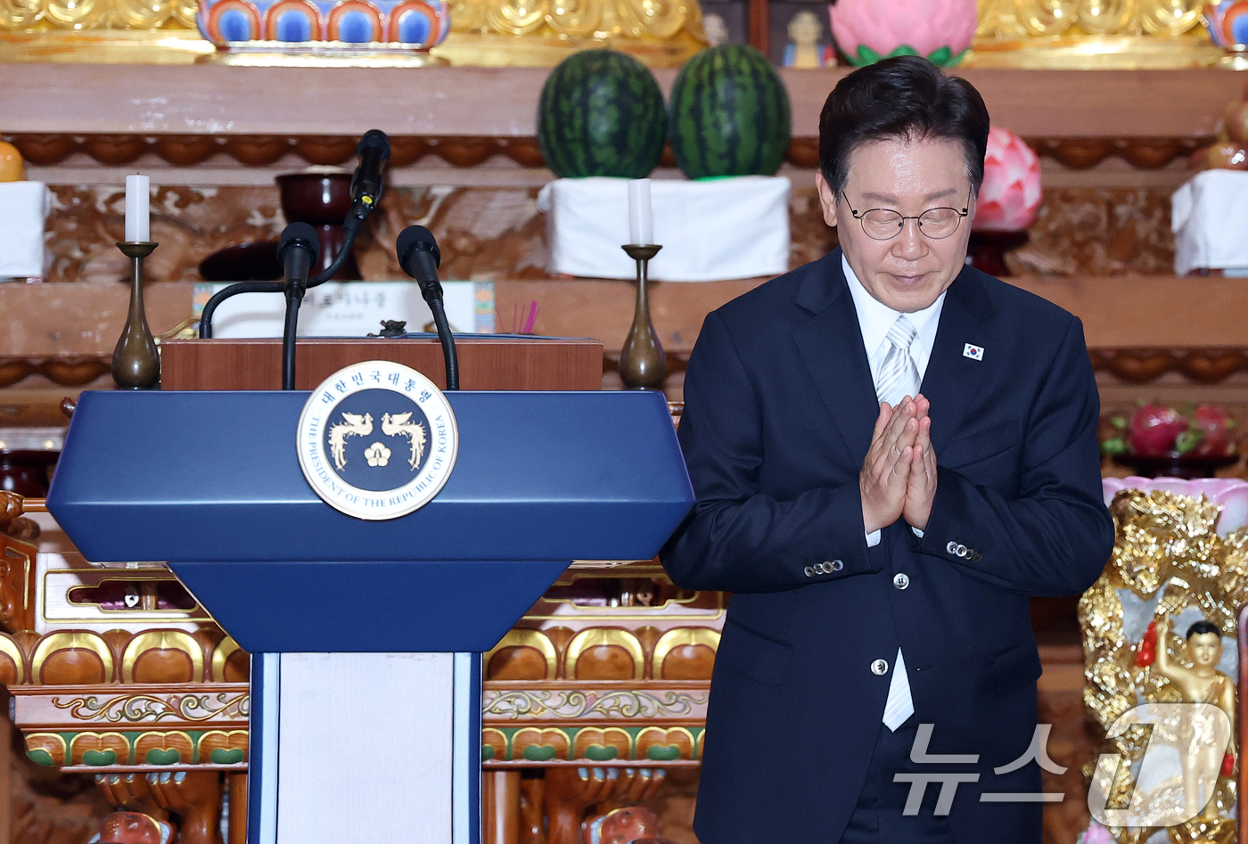 (양주=뉴스1) 이재명 기자 = 이재명 대통령이 24일 경기도 양주시의 한 사찰에서 열린 불기 2570년 부처님오신날 봉축법요식에서 축사를 마친 후 인사하고 있다. (청와대통신사진 …