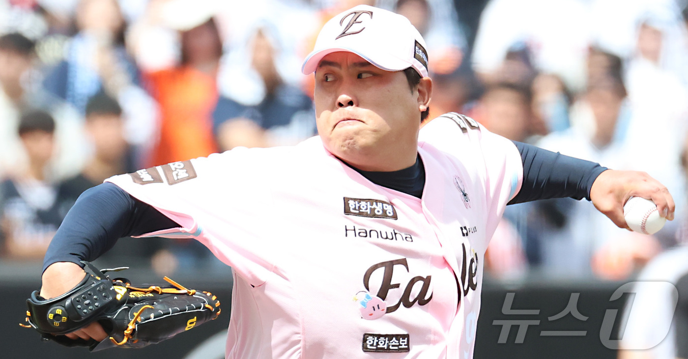 (대전=뉴스1) 김기남 기자 = 24일 대전 한화생명볼파크에서 열린 2026 신한 SOL KBO리그 두산 베어스와와 한화 이글스의 경기에서 한화 류현진이 4회 양의지를 상대로 역투 …