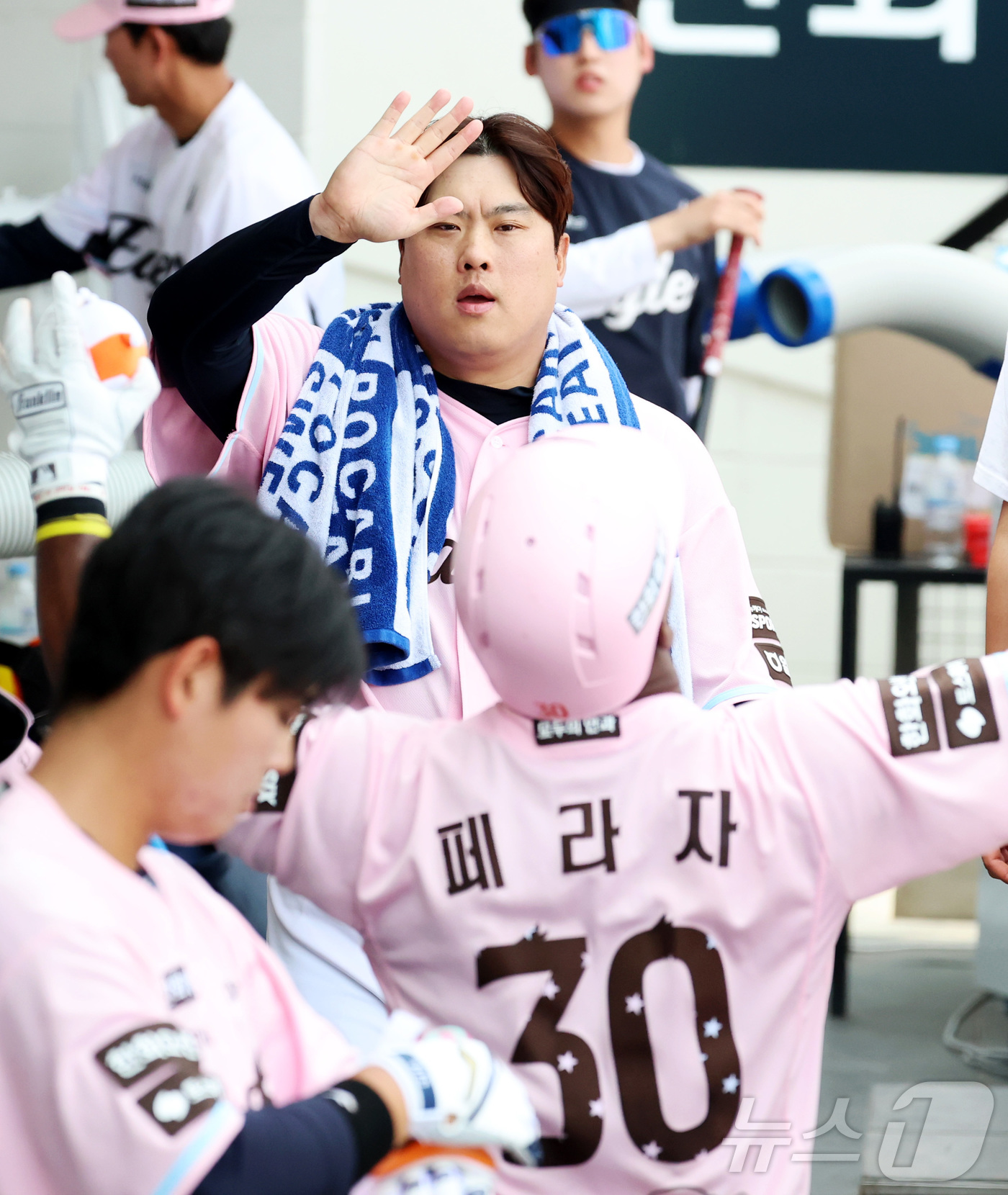 (대전=뉴스1) 김기남 기자 = 24일 대전 한화생명볼파크에서 열린 2026 신한 SOL KBO리그 두산 베어스와와 한화 이글스의 경기에서 한화 류현진이 4회말 솔로 홈런을 터트린 …