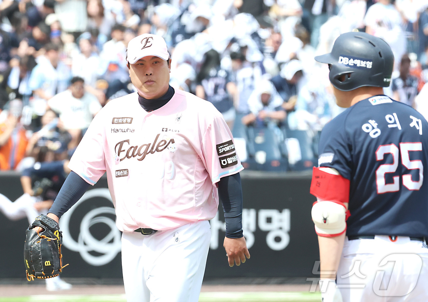 (대전=뉴스1) 김기남 기자 = 24일 대전 한화생명볼파크에서 열린 2026 신한 SOL KBO리그 두산 베어스와와 한화 이글스의 경기에서 한화 류현진이 4회 양의지를 투수 앞 땅 …
