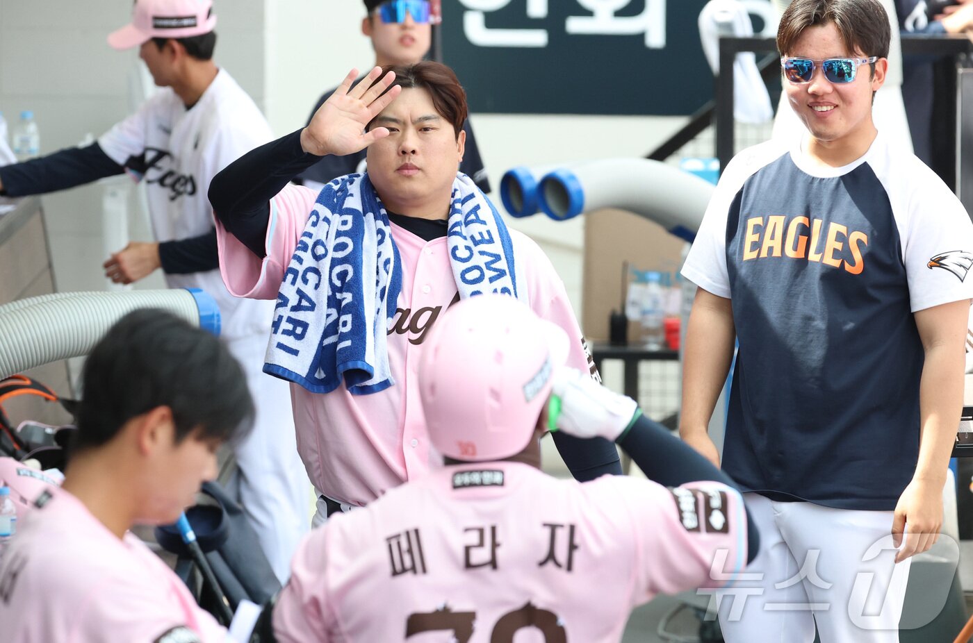 본문 이미지 - 24일 대전 한화생명볼파크에서 열린 2026 신한 SOL KBO리그 두산 베어스와와 한화 이글스의 경기에서 한화 류현진이 4회말 솔로 홈런을 터트린 페라자와 기뻐하고 있다. 2026.5.24 ⓒ 뉴스1 김기남 기자