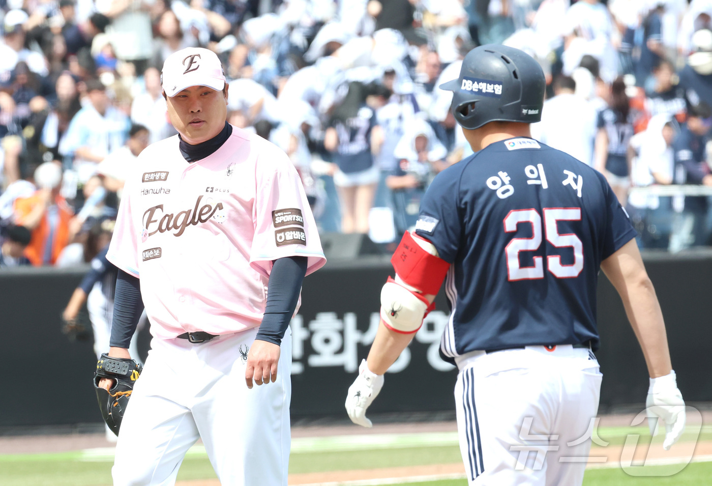 (대전=뉴스1) 김기남 기자 = 24일 대전 한화생명볼파크에서 열린 2026 신한 SOL KBO리그 두산 베어스와와 한화 이글스의 경기에서 한화 류현진이 4회 양의지를 투수 앞 땅 …