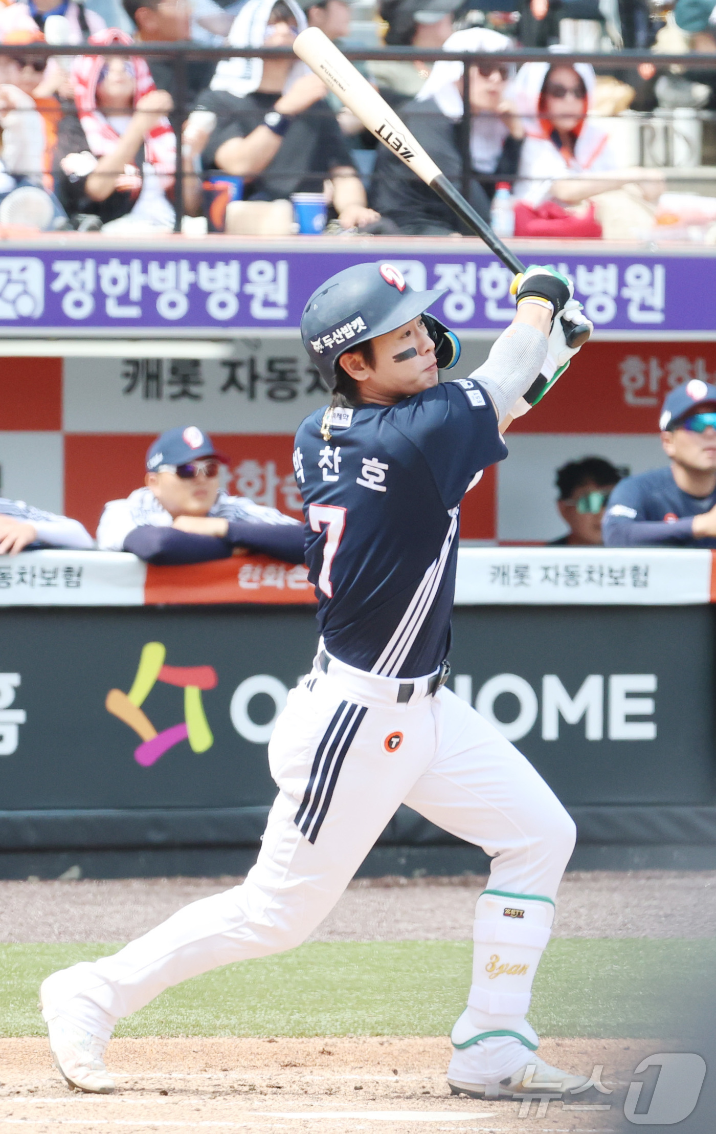(대전=뉴스1) 김기남 기자 = 24일 대전 한화생명볼파크에서 열린 2026 신한 SOL KBO리그 두산 베어스와와 한화 이글스의 경기에서 두산 박찬호가 4회초 타격하고 있다. 2 …